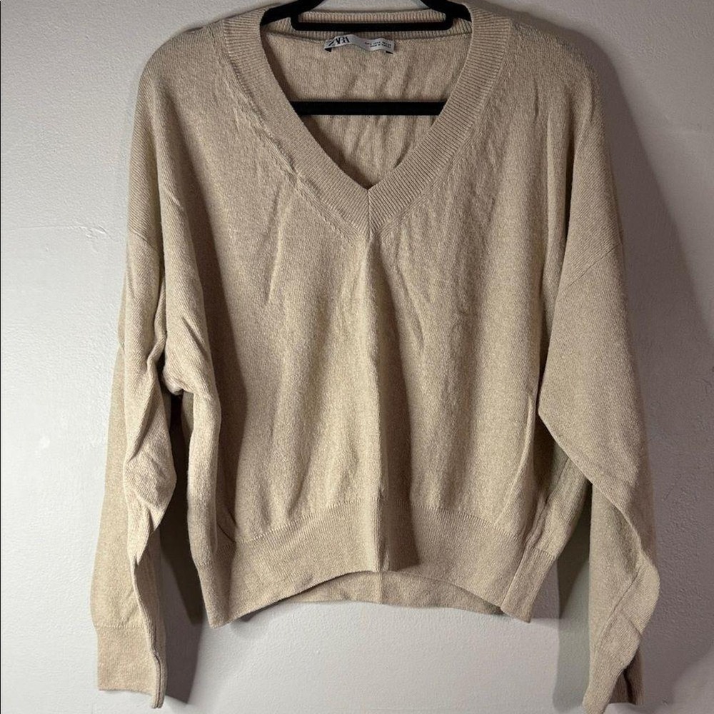 Chic and minimalist oversized knit sweater from ZARA in a soft beige/cream to... - Picture 2 of 7